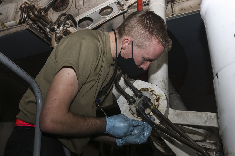 7th EMS Airmen repair main landing gear strut