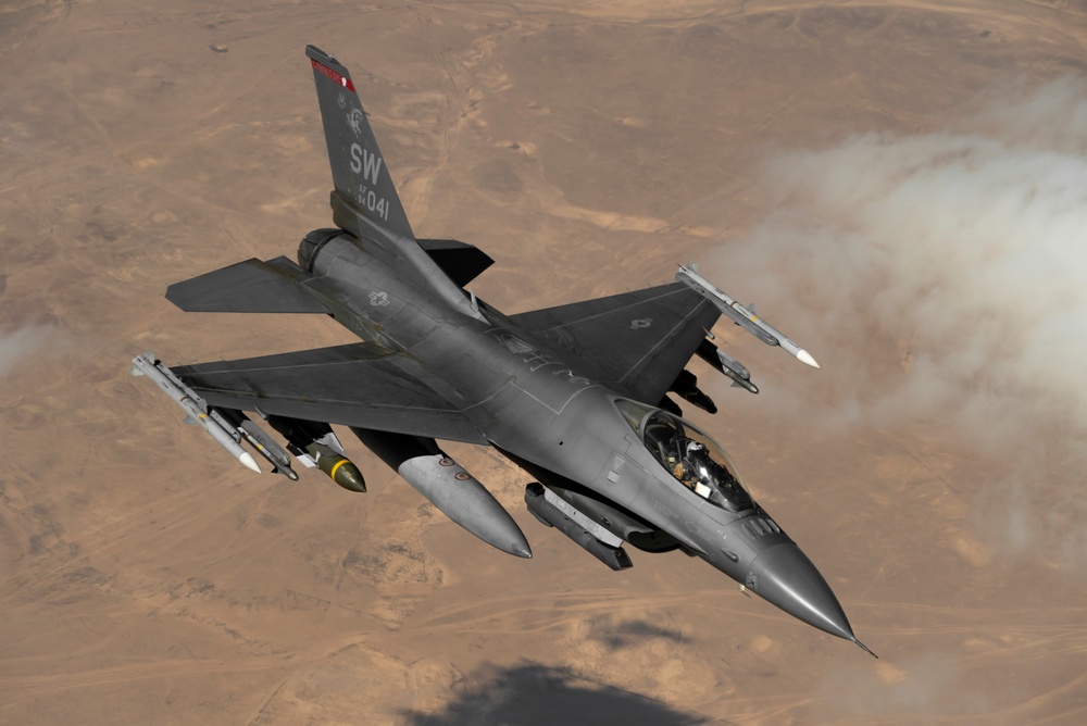 Python Ops refuel F-16’S