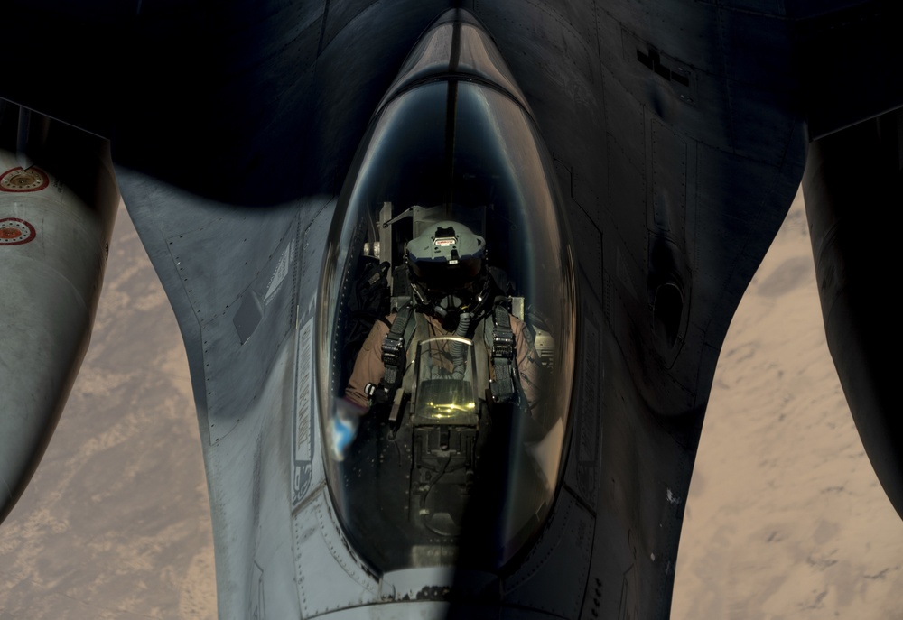 Python Ops refuel F-16’S