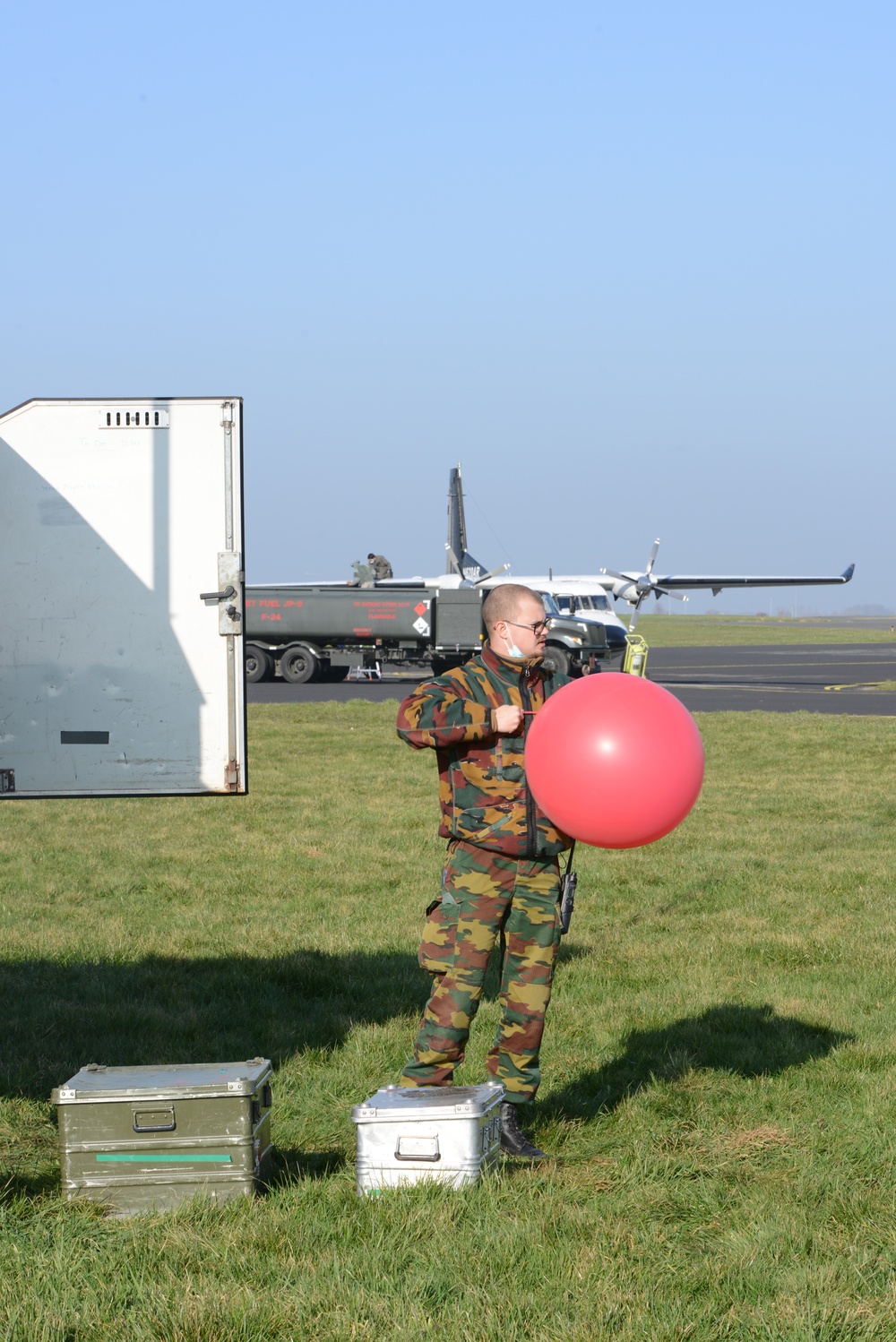 Army belgian paratroopers jumping on Chièvres Air Base