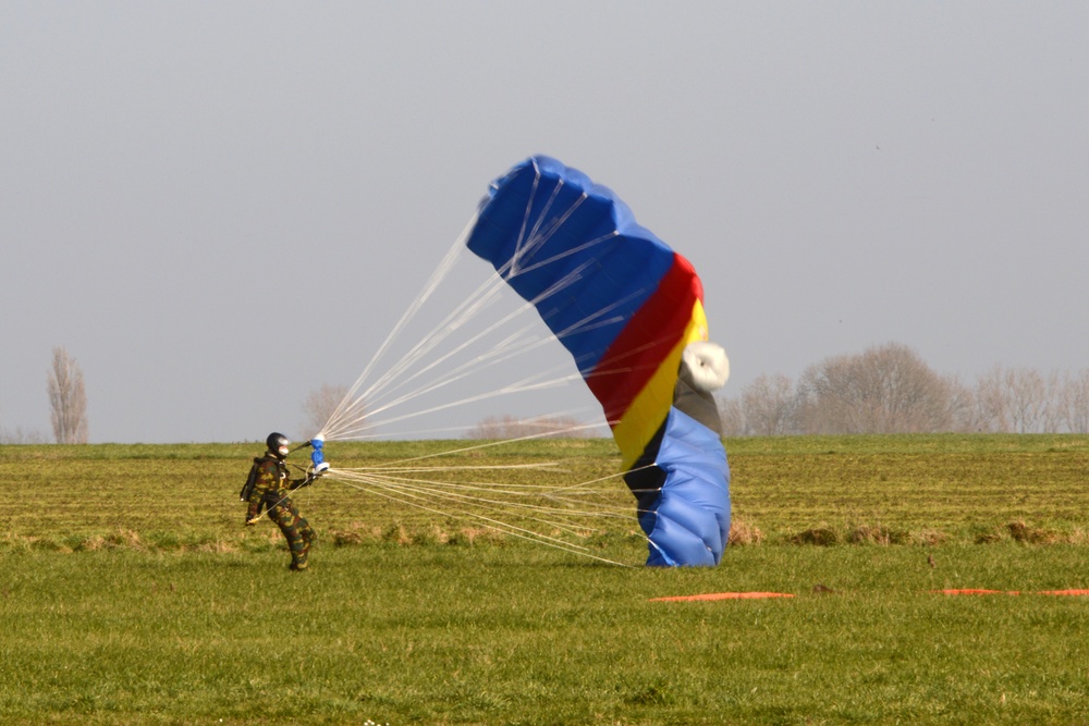 Army belgian paratroopers jumping on Chièvres Air Base