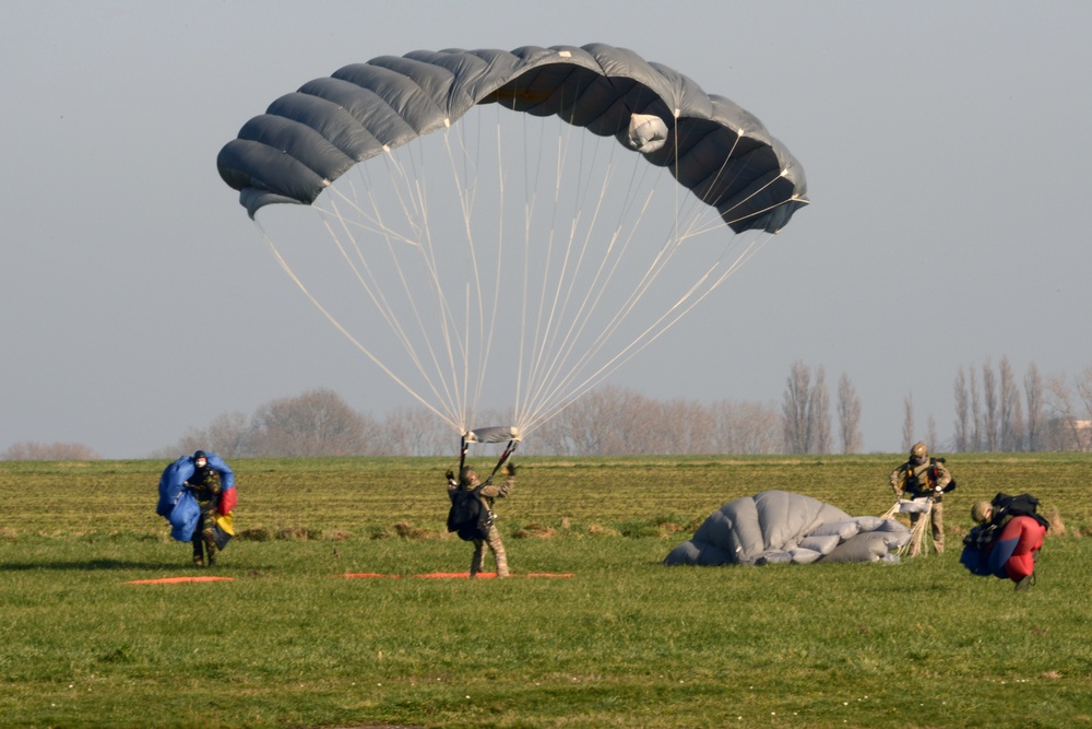 Army belgian paratroopers jumping on Chièvres Air Base