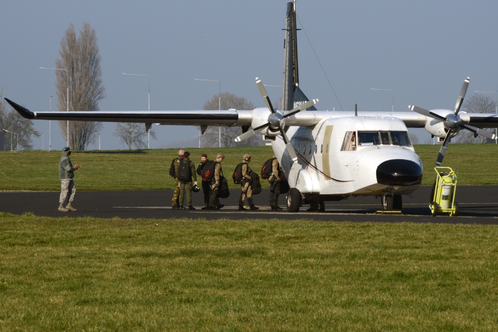 Army belgian paratroopers jumping on Chièvres Air Base