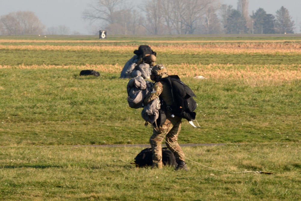 Army belgian paratroopers jumping on Chièvres Air Base