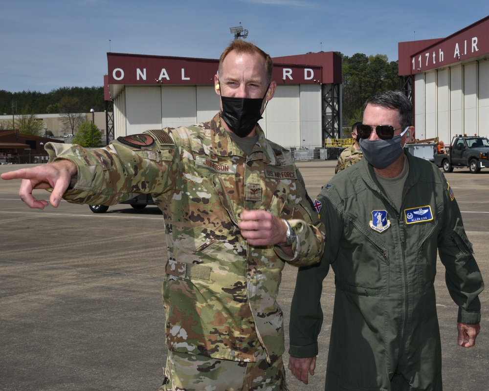 Col. Benjamin R. Jonsson Visits 117 ARW