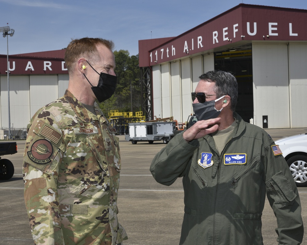 Col. Benjamin R. Jonsson Visits 117 ARW