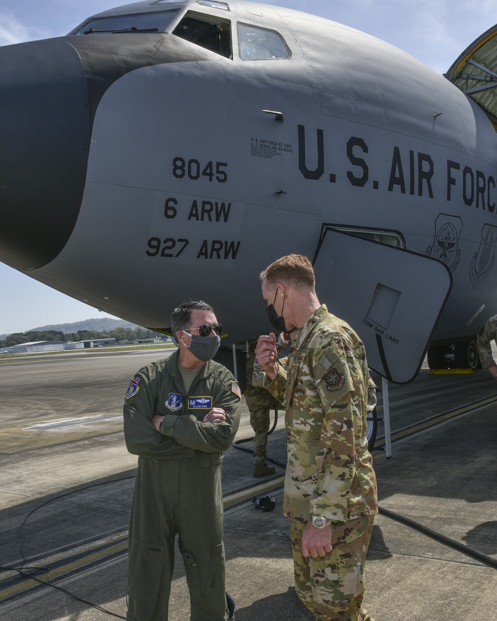 Col. Benjamin R. Jonsson Visits 117 ARW