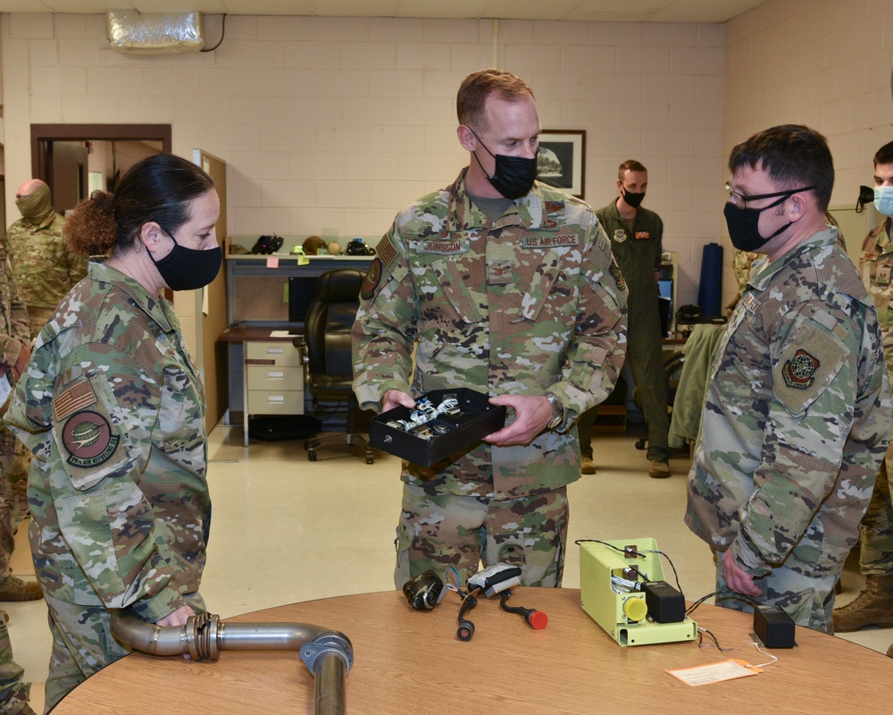 Col. Benjamin R. Jonsson Visits 117 ARW