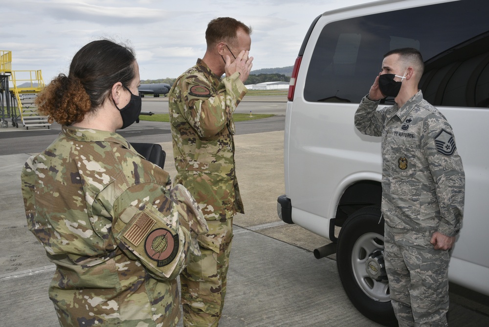 Col. Benjamin R. Jonsson Visits 117 ARW