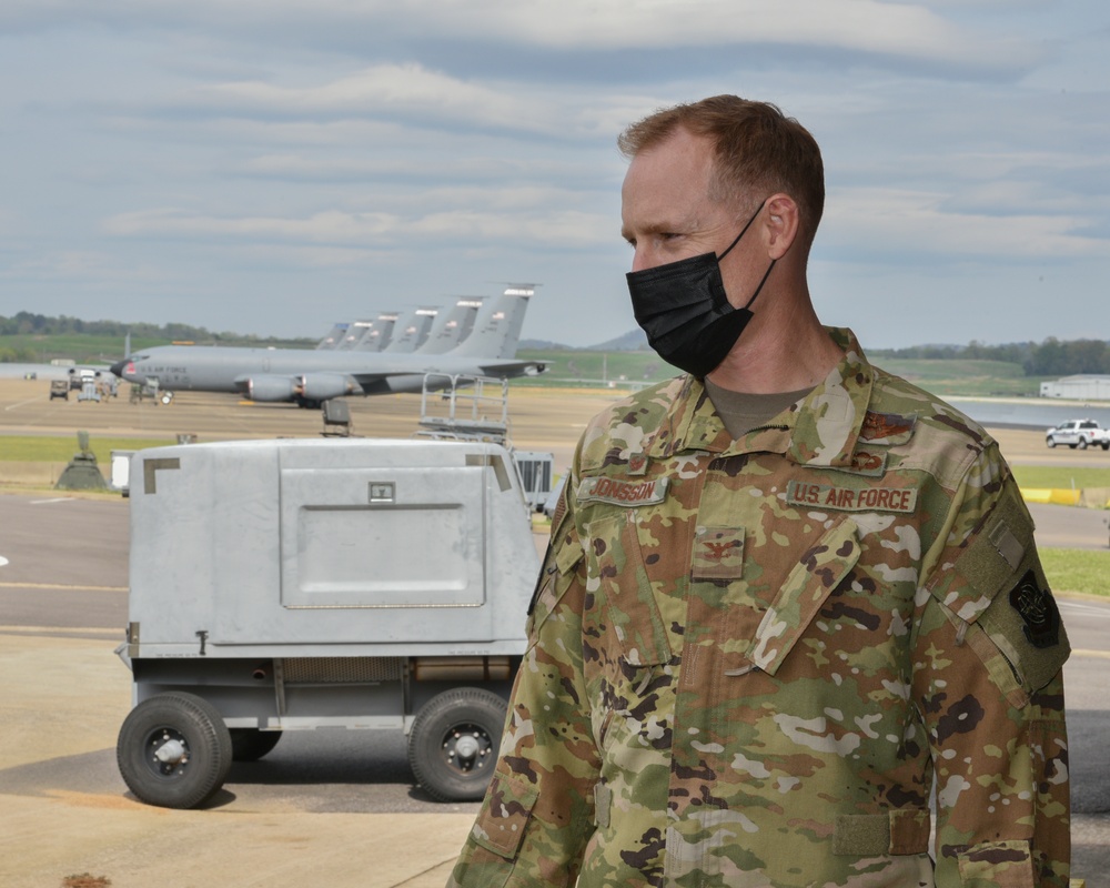 Col. Benjamin R. Jonsson Visits 117 ARW