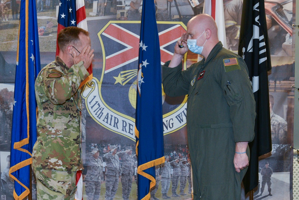 Col. Benjamin R. Jonsson Visits 117 ARW