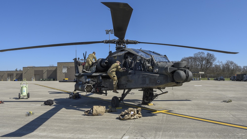 DVIDS - Images - AH-64D Apache Longbows and a UH-60 Black Hawks arrive ...