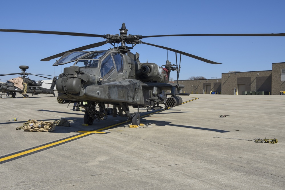 AH-64D Apache Longbows and a UH-60 Black Hawks arrive at Wright-Patterson
