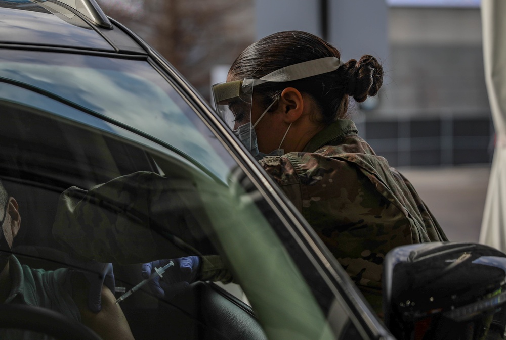 101st Soldiers continue to support FEMA at the United Center COVID-19 Community Vaccination Center, Chicago.