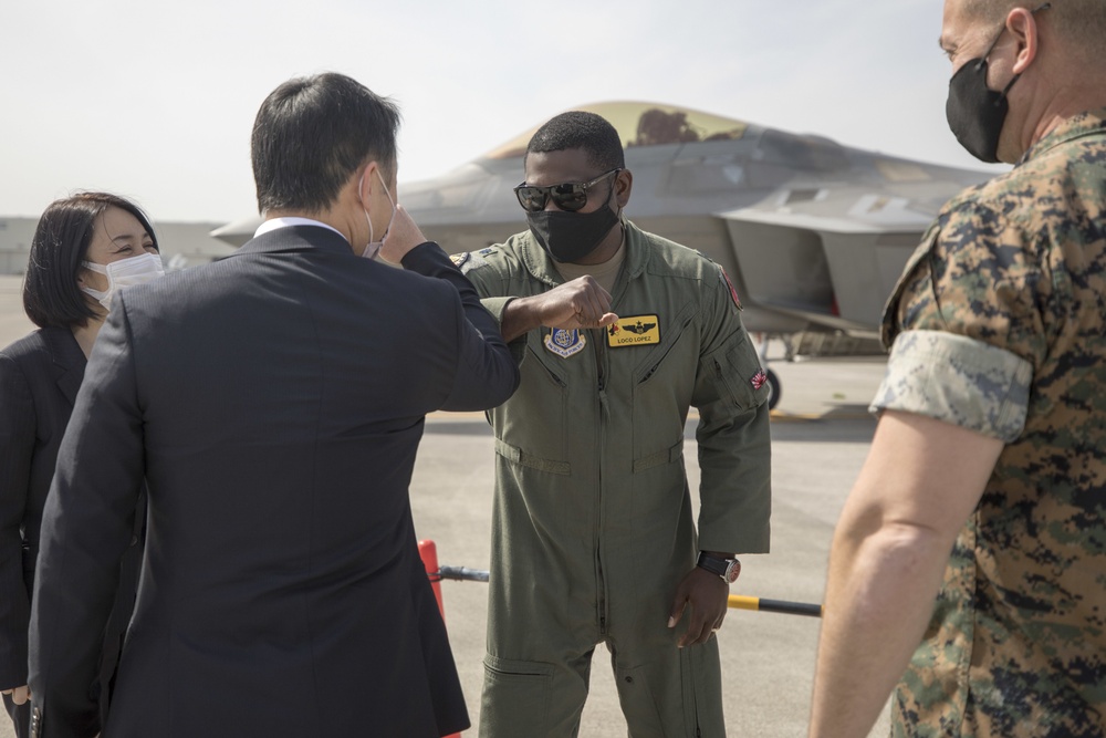 Iwakuni City Mayor Visits F-22s at MCAS Iwakuni