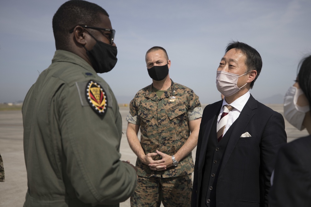 Iwakuni City Mayor Visits F-22s at MCAS Iwakuni