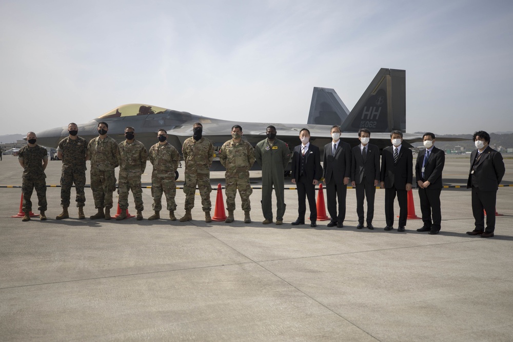 Iwakuni City Mayor Visits F-22s at MCAS Iwakuni