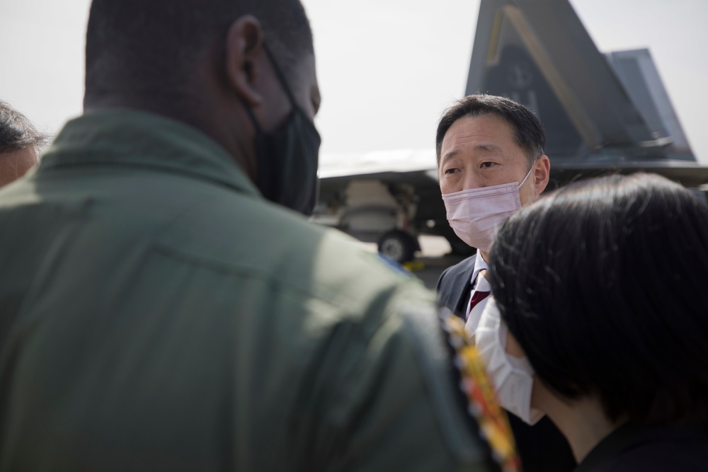 Iwakuni City Mayor Visits F-22s at MCAS Iwakuni