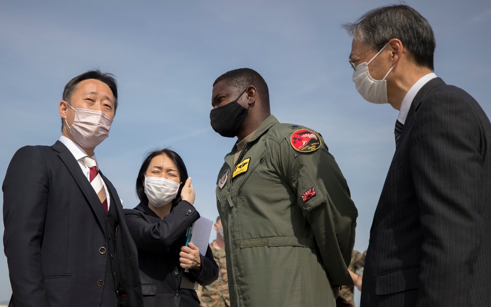 Iwakuni City Mayor Visits F-22s at MCAS Iwakuni