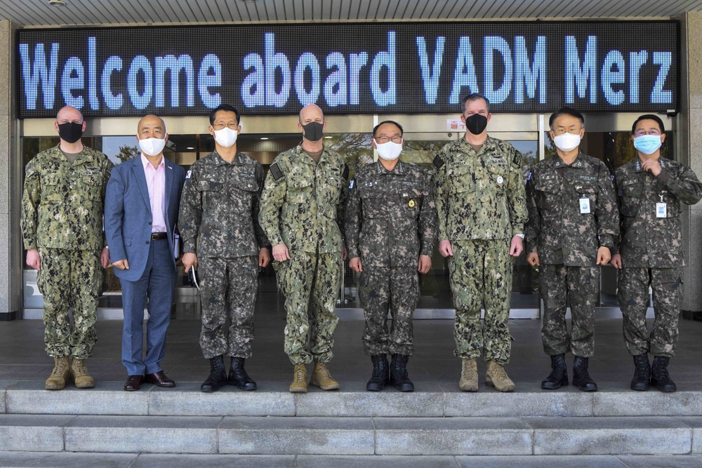 Commander, U.S. 7th Fleet Visits Korea