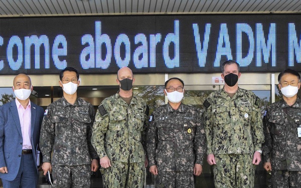 Commander, U.S. 7th Fleet Visits Korea