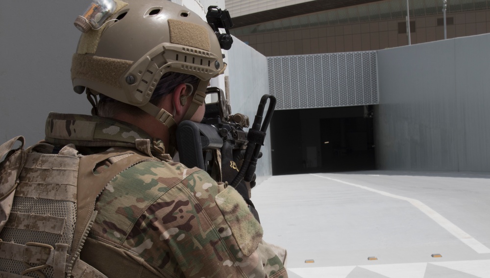 U.S. Army Soldiers and Qatari forces respond to chemical threat at IS 21