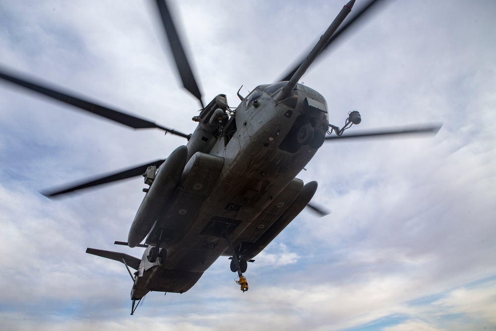 DVIDS - Images - WTI 2-21: CH-53E DASC Lift [Image 2 of 7]