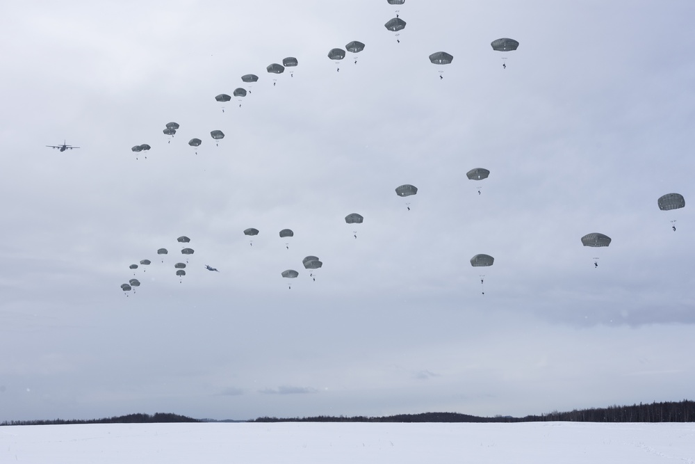‘1 Geronimo’ paratroopers conduct forced-entry ops JBER