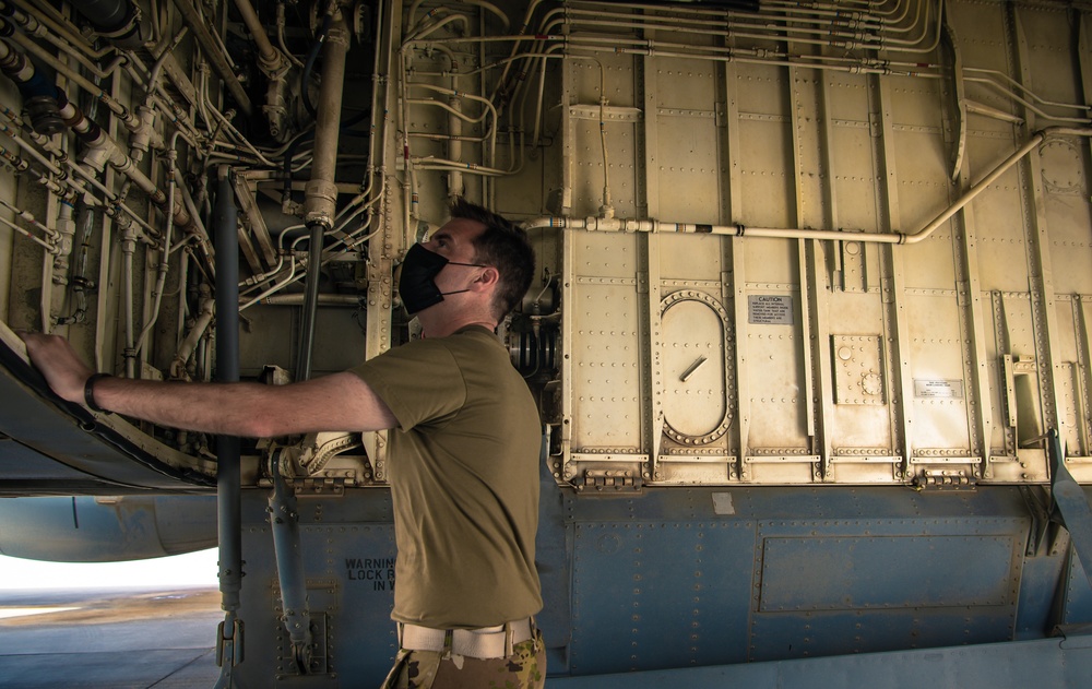 340th EARS provides fuel to F-16s