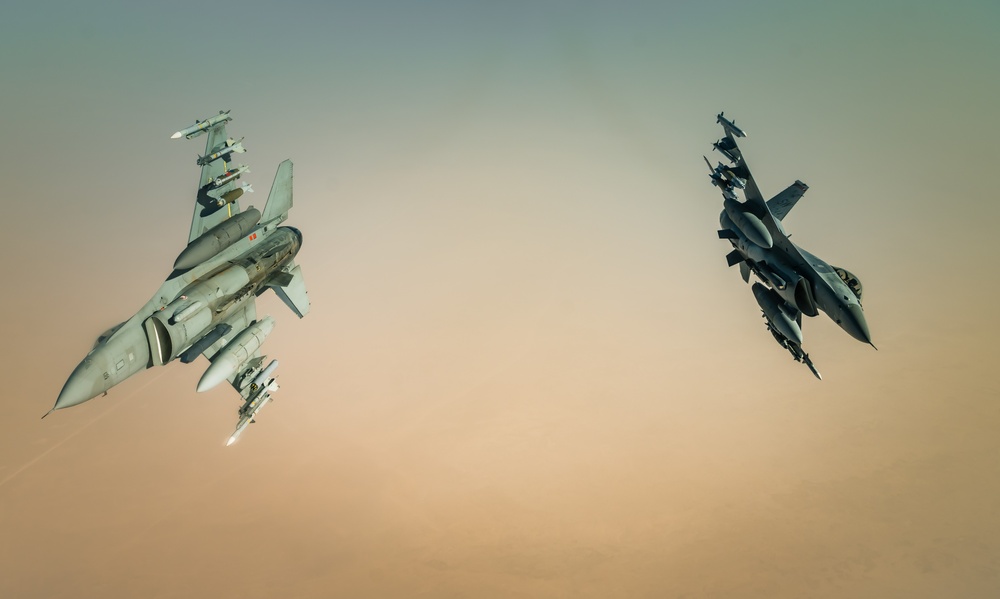 340th EARS provides fuel to F-16s