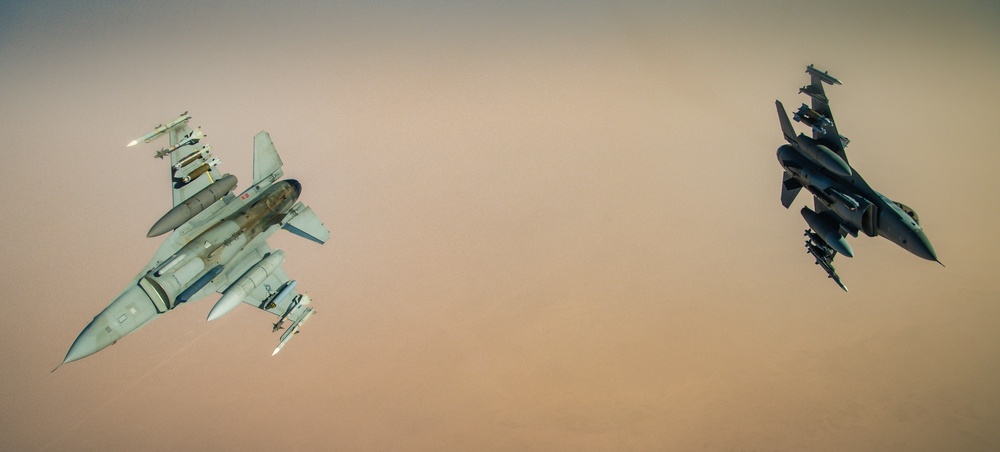 340th EARS provides fuel to F-16s