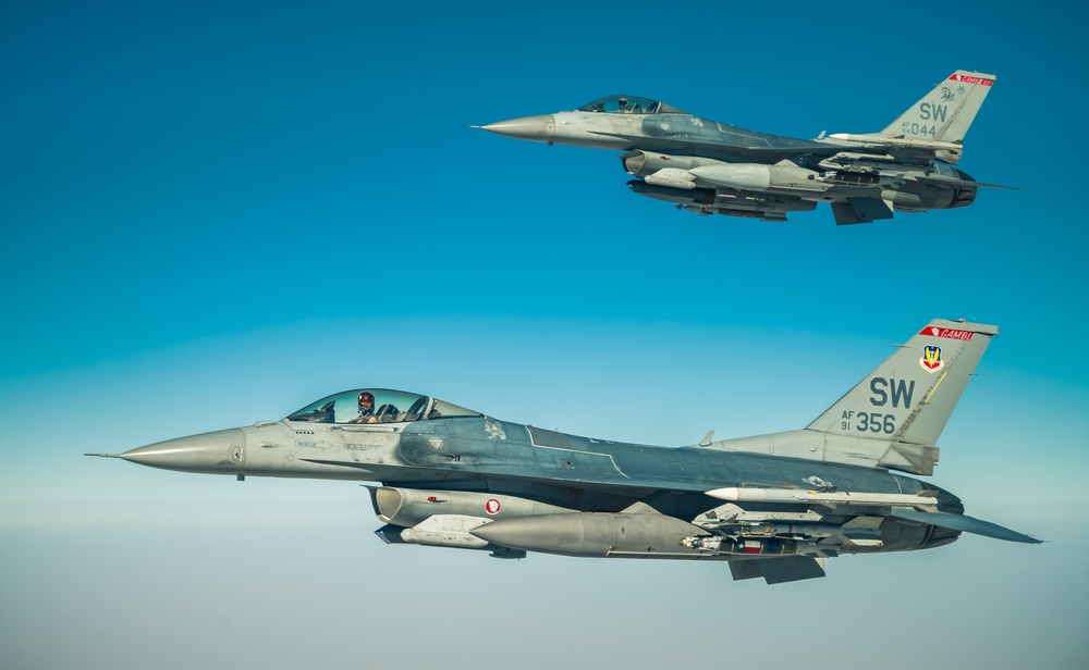 340th EARS provides fuel to F-16s