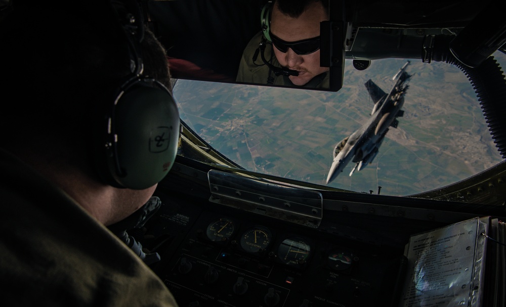 340th EARS provides fuel to F-16s