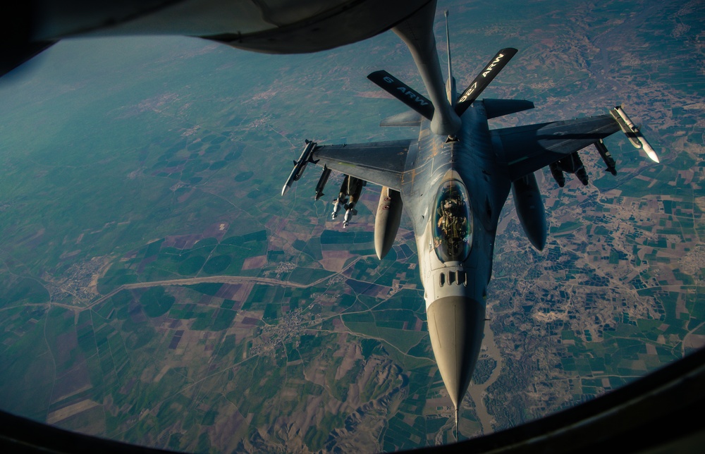 340th EARS provides fuel to F-16s