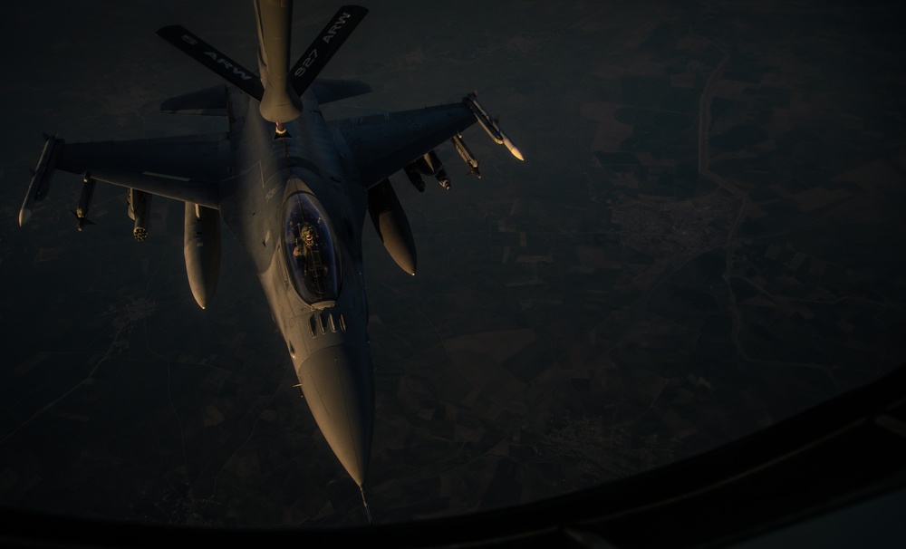 340th EARS provides fuel to F-16s