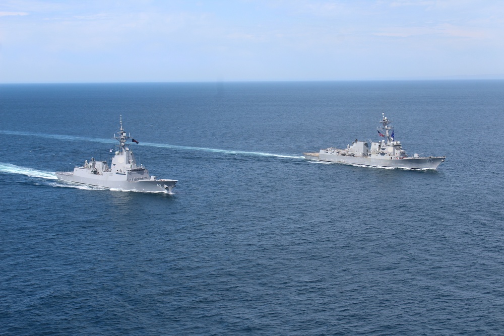 HMAS Sydney and USS John Finn Conduct Group Sail