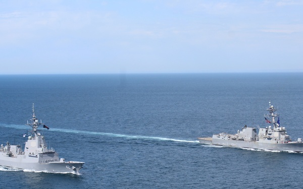 HMAS Sydney and USS John Finn Conduct Group Sail