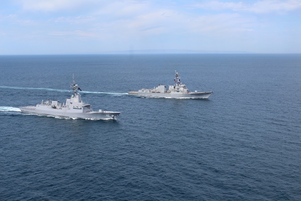 HMAS Sydney and USS John Finn Conduct Group Sail