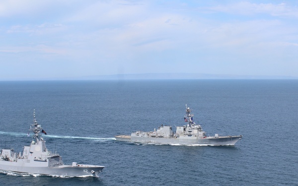 HMAS Sydney and USS John Finn Conduct Group Sail