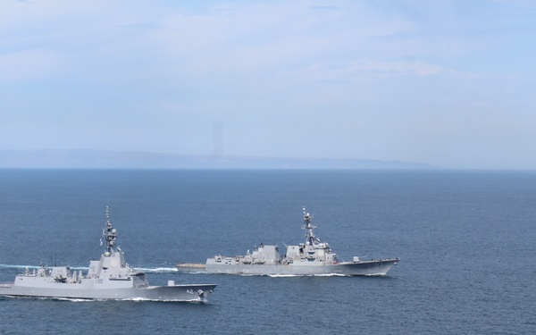 HMAS Sydney and USS John Finn Conduct Group Sail