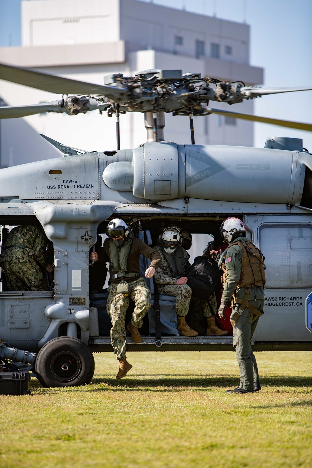 Commander, 7th Fleet Visits Marine Corps Air Station Iwakuni