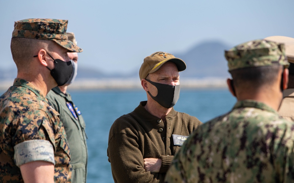 Commander, 7th Fleet Visits Marine Corps Air Station Iwakuni