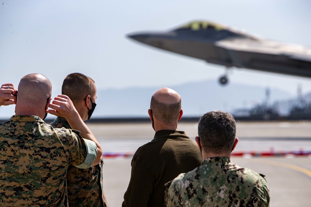 Commander, 7th Fleet Visits Marine Corps Air Station Iwakuni