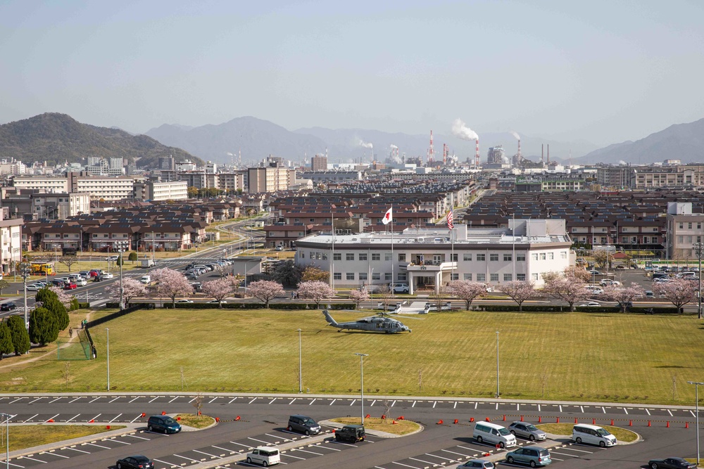 Commander, 7th Fleet Visits Marine Corps Air Station Iwakuni