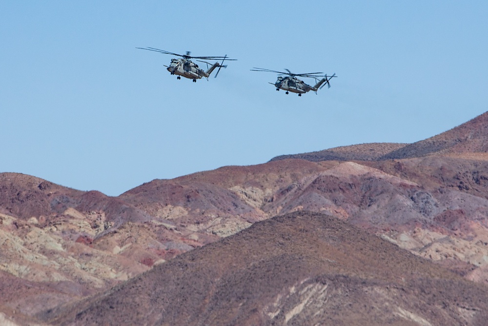 Marines familiarize themselves with the desert environment