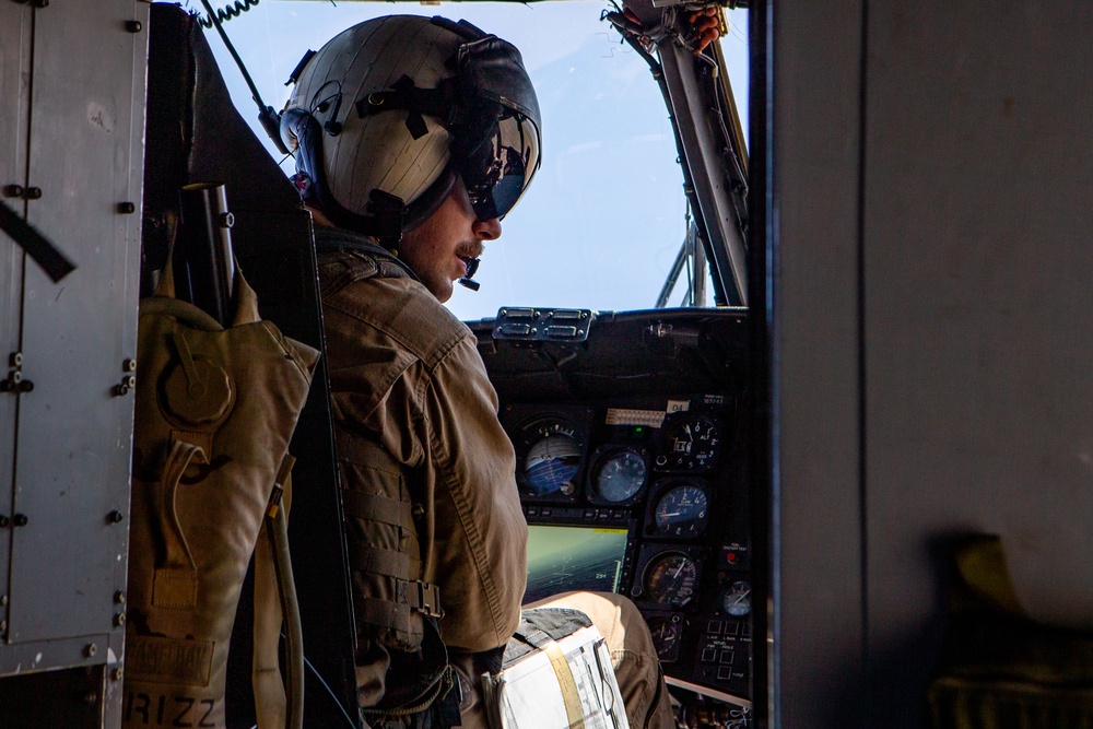 Marines familiarize themselves with the desert environment