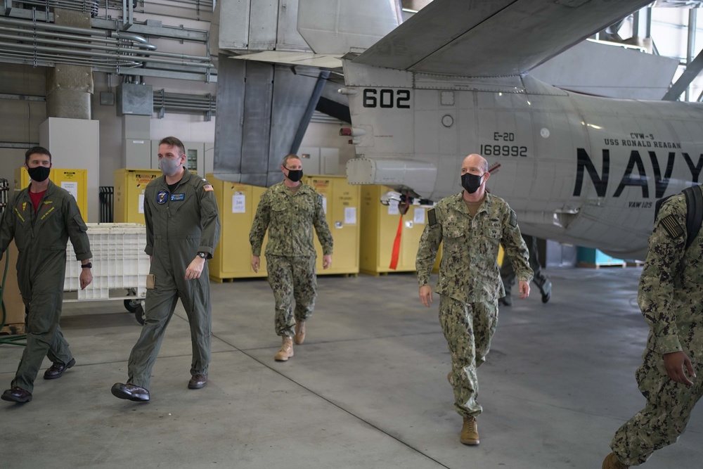 Commander, 7th Fleet Visits Marine Corps Air Station Iwakuni