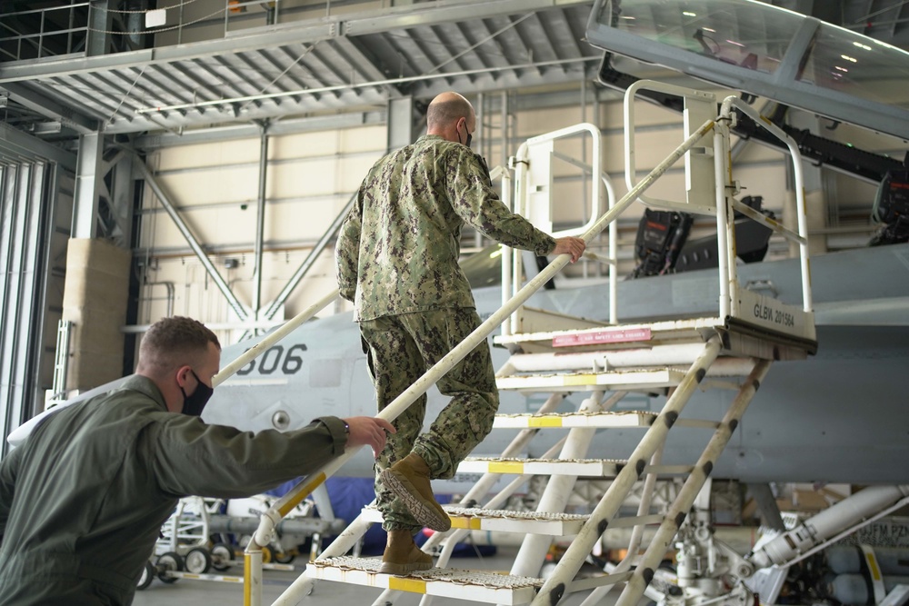 Commander, 7th Fleet Visits Marine Corps Air Station Iwakuni