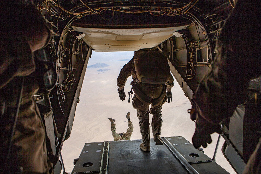 Green Berets jump out of Marine Corps helicopter