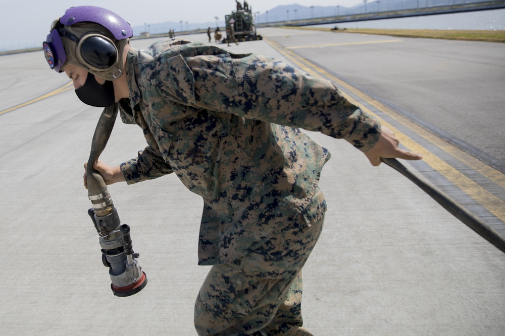 MWSS-171 Conducts Joint Refueling with F-22s